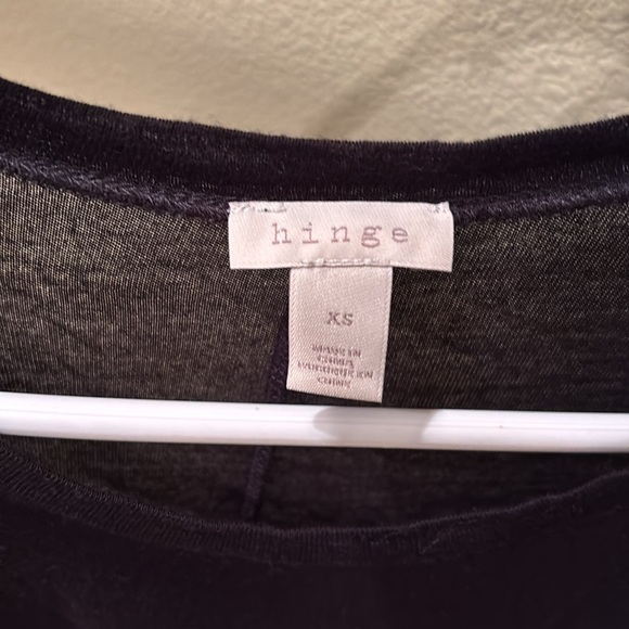 Hinge woman's cute black tee shirt with a knot at the bottom of it - Picture 6 of 11